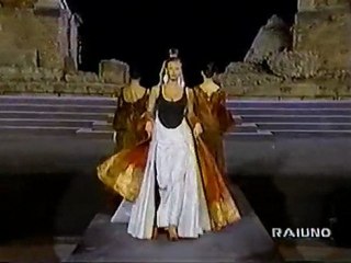 Italia Moda Espettacolo 1980s: Glamorous Fashion Show in Stunning Outdoor Setting ✨