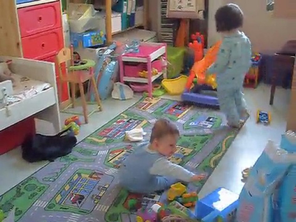 tout le monde au tapis de jeu!