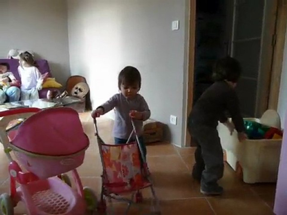 Lucile, Archibald, Juline et Alistair à la maison