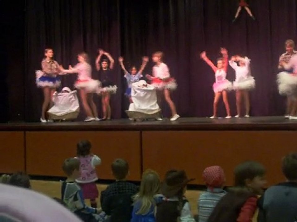 006 (2)Kizim selinanin 2009  subat ayindaki dans gösterisi.