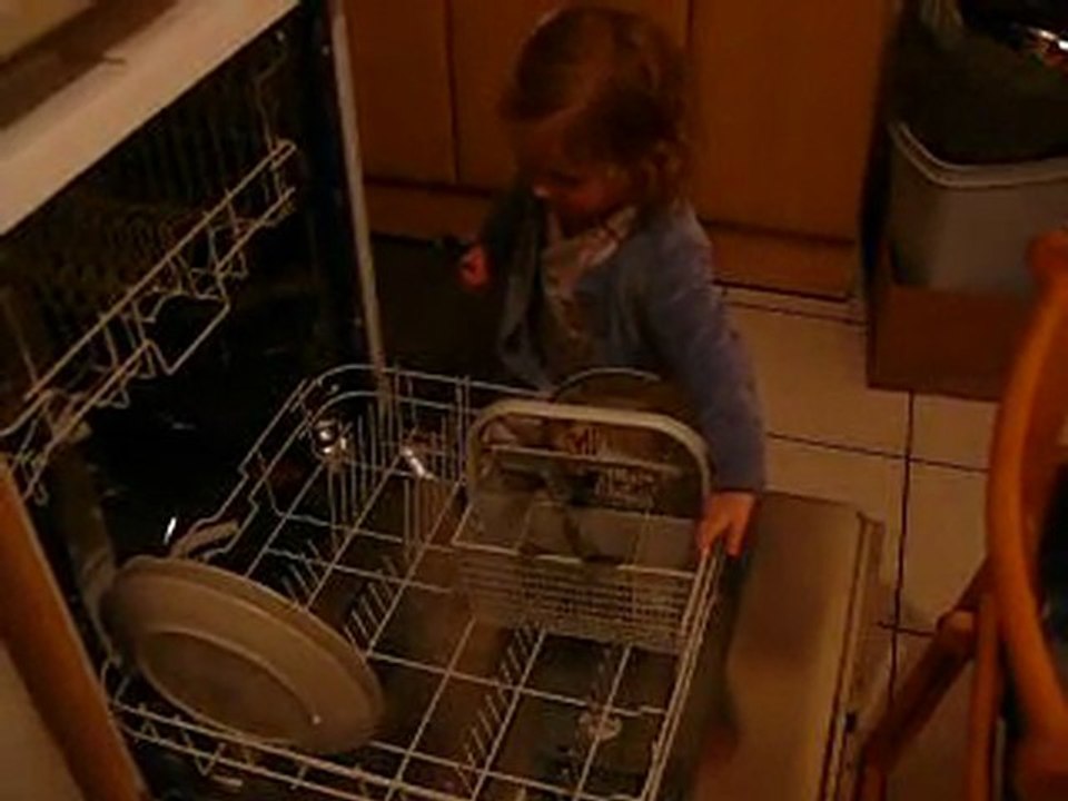 Pauline débarasse - 23 mois