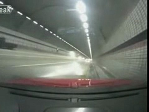 crash voiture dans un tunel l' abrutis