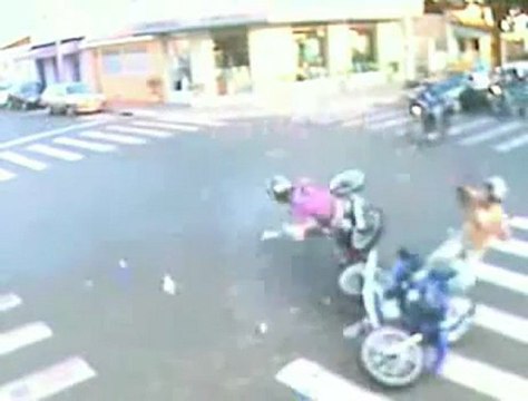 moto vs moto crash carrefour enorme