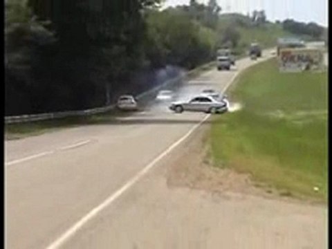 regis qui double une voiture crash