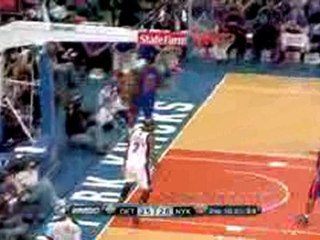 Nate Robinson hits Al Harrington on a fast break for the dun