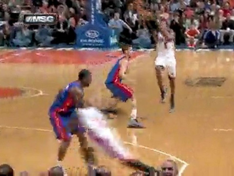 Chris Duhon hits Nate Robinson for the alley-oop.