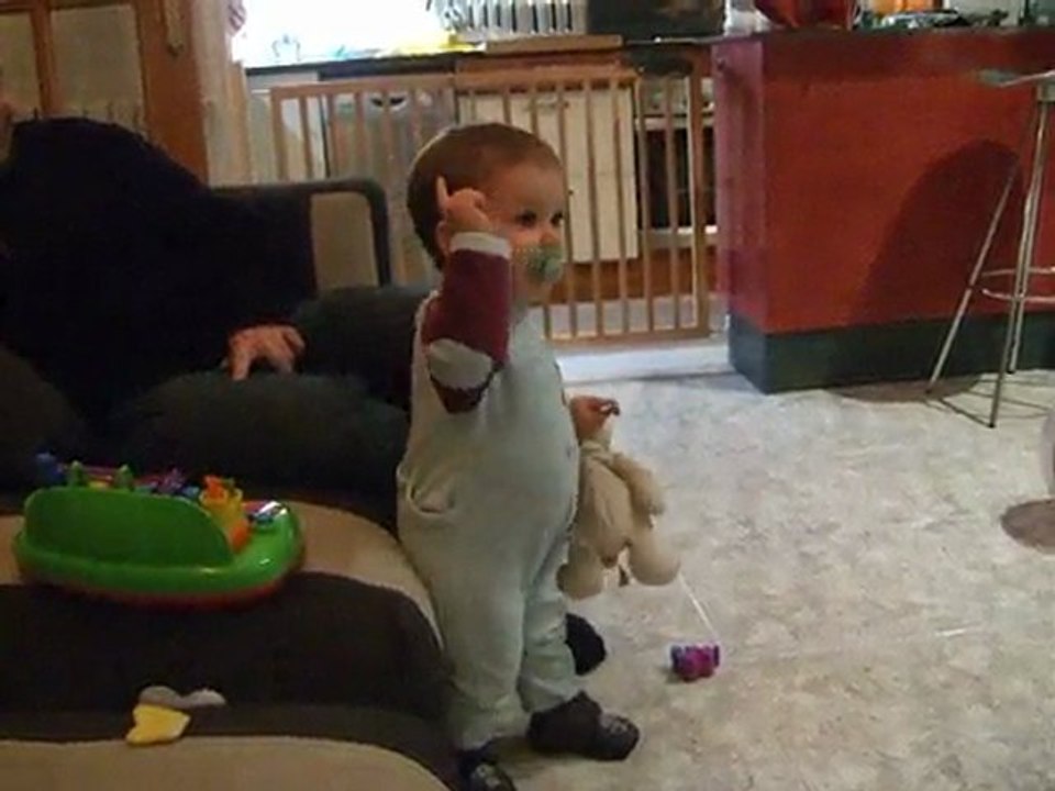 Lucas danse (avec le doigt)