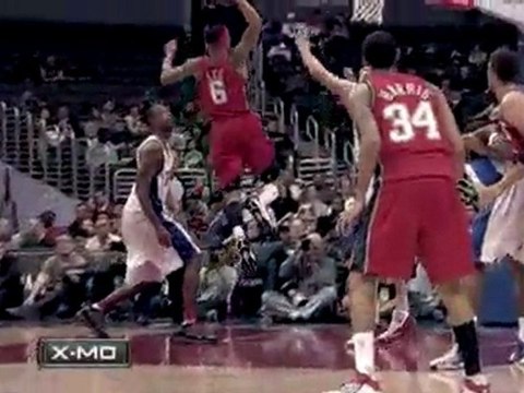 Courtney Lee goes in the lane against Chris Kaman and slams