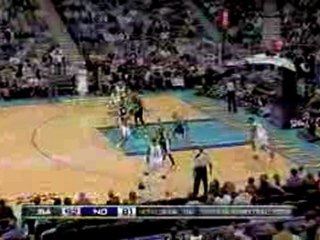 Chris Paul hits this scoop layup to keep the Hornets in the