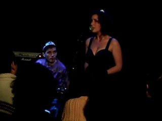 Billie chante pour  "A Fleur de Mots" à Lyon