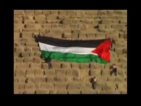 Drapeau de la Palestine sur une pyramide (Marche pour Gaza)
