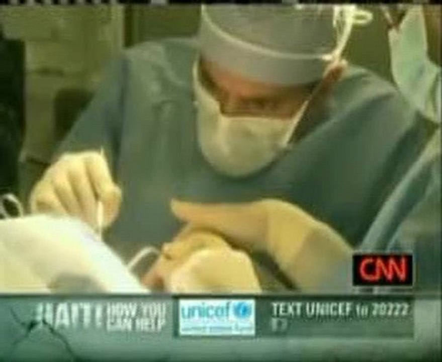 Haïti: un médecin reporter de CNN opère en direct