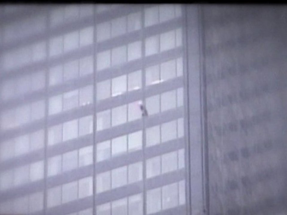 Alain ROBERT escalade les plus hautes tours du monde