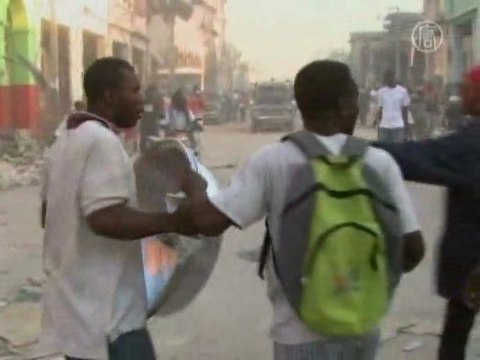 Жертвы землетрясения на Гаити дерутся за продовольствие