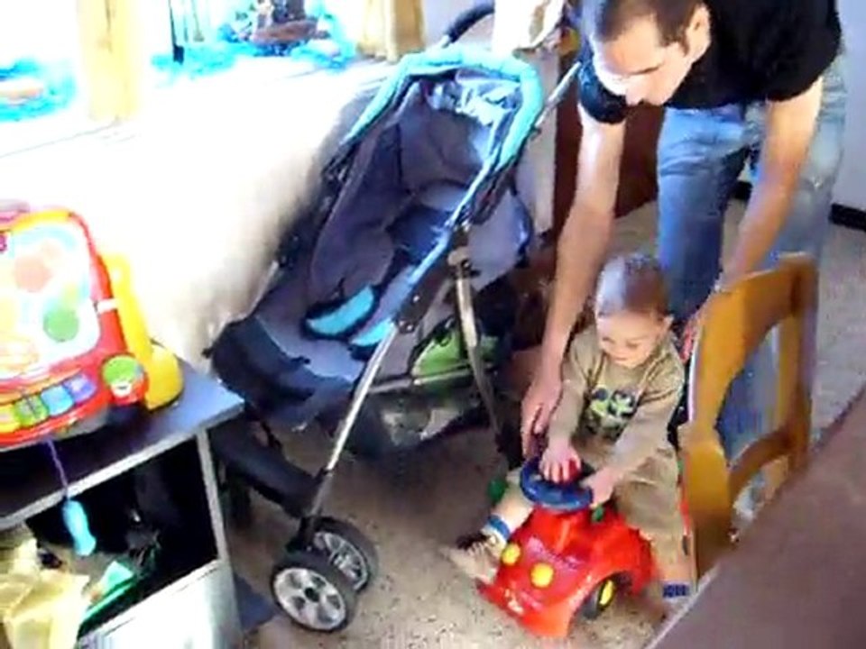 Loukas joue avec papa