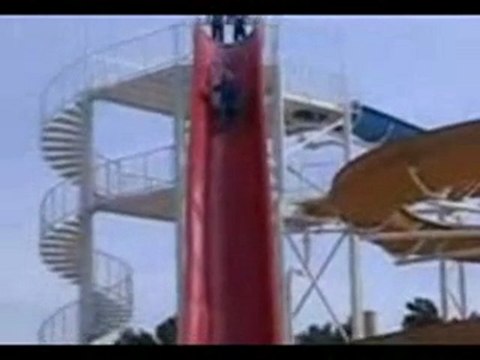 La femme de régis glisse sur un grand tobogan