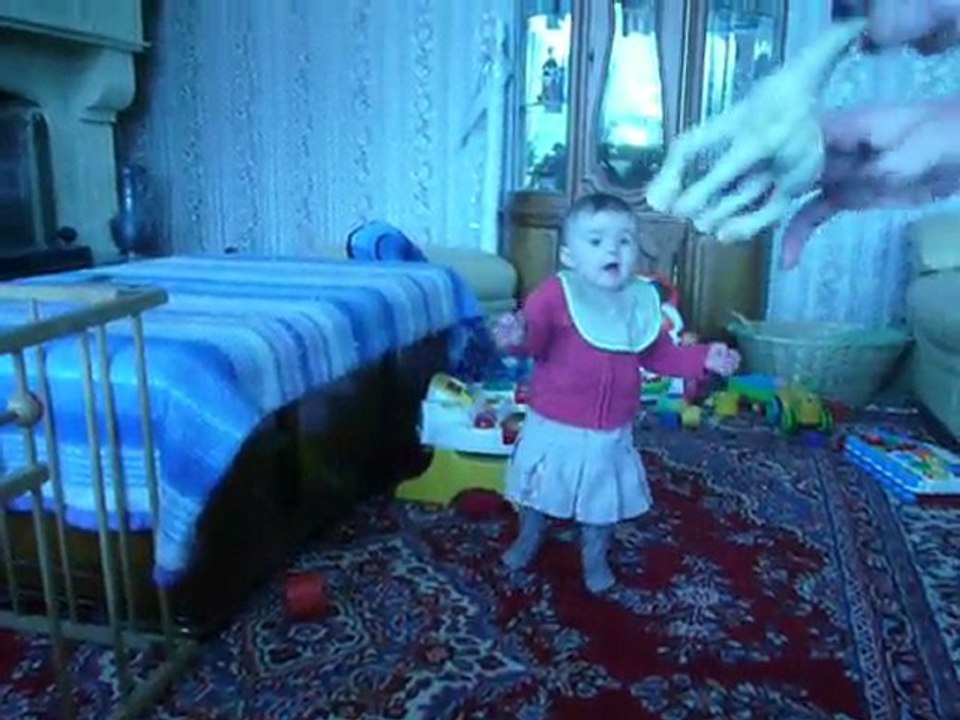 Tiphaine marche... 1ère vidéo. début Janvier 2010