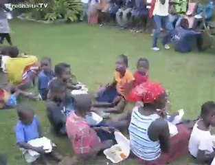 Premiere distribution de repas sur notre pelouse à Haîti