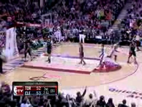 Mo Williams finds LeBron James streaking down the lane for t