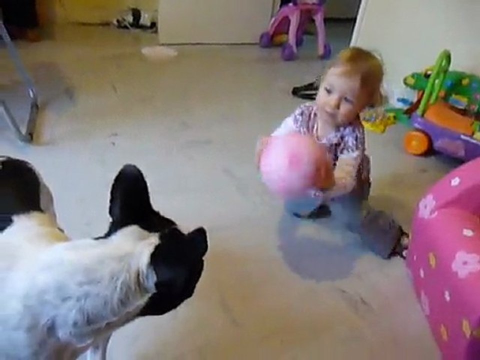 Juliette joue au ballon