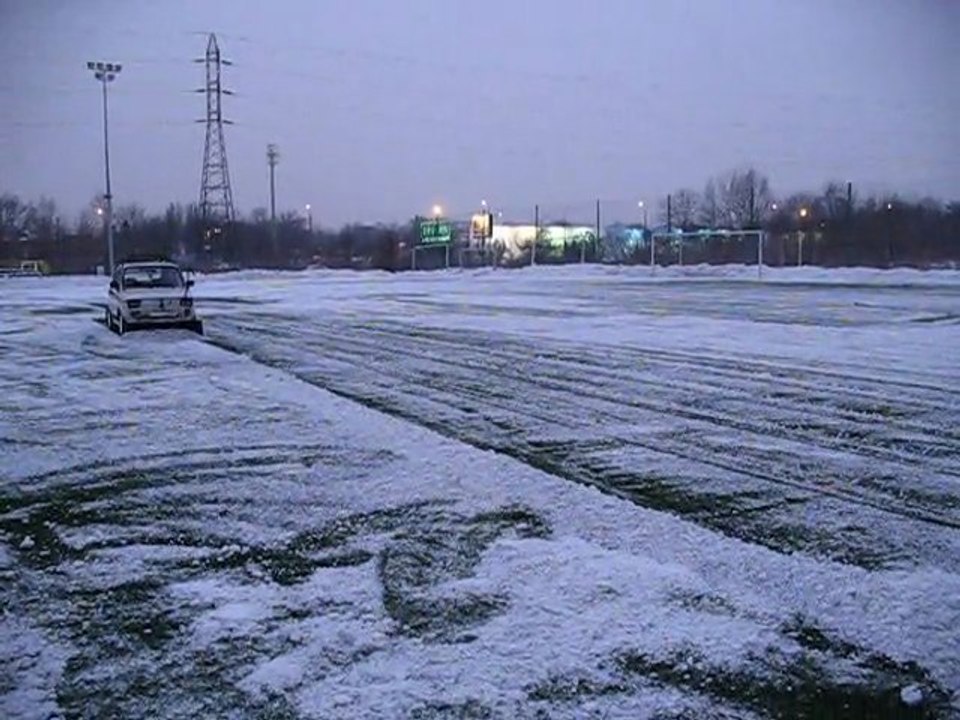 Spychacz Maluch przed treningiem Warty Poznań