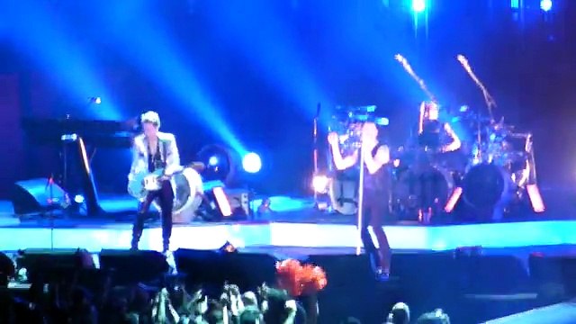 Depeche Mode - Wrong (Live @ Paris Bercy 2010)