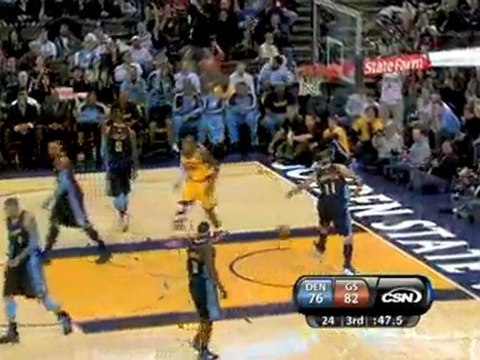 Monta Ellis finds Corey Maggette on the textbook pick and ro