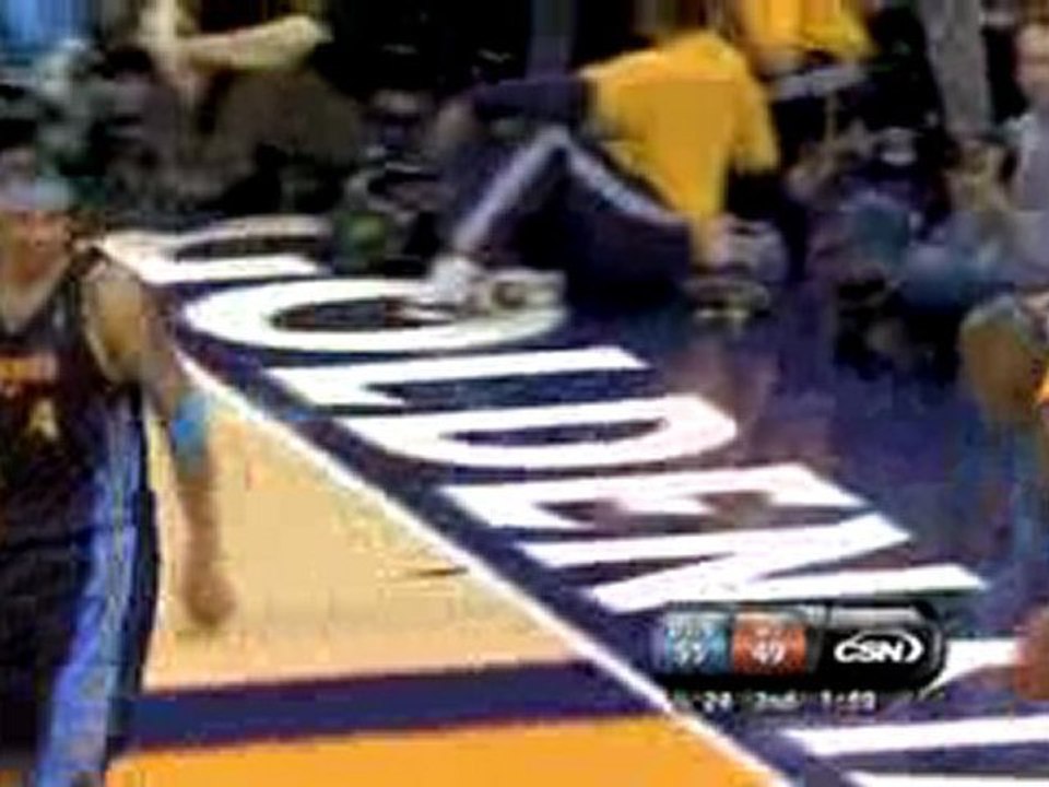 Carmelo Anthony throws the long pass to Kenyon Martin who fi