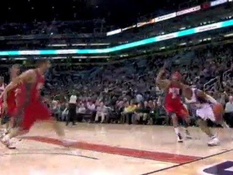 Leandro Barbosa drives the baseline and gets the reverse lay