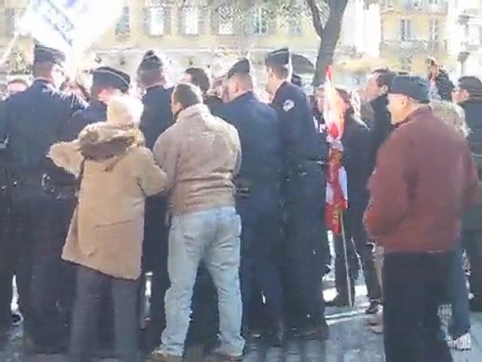 Altercation entre forces de l'ordre et des élus communistes