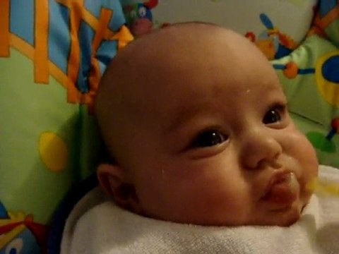 Alexandra mange sa première compote pomme banane