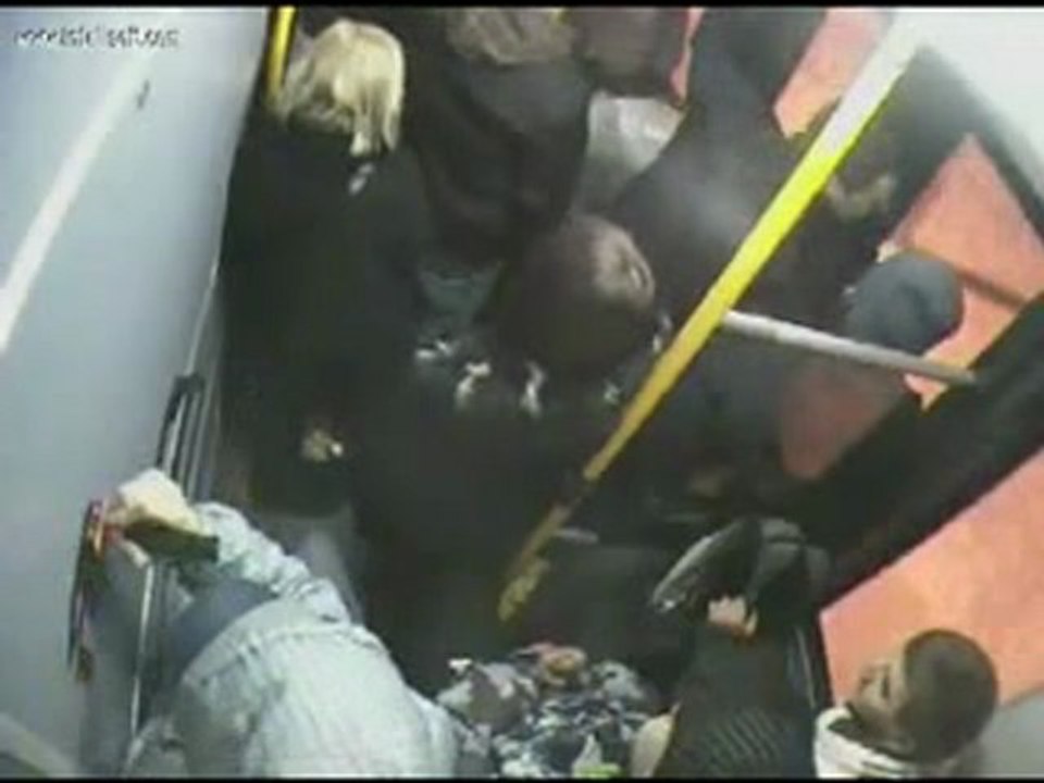 Pod obiektywem kamery popisał wnętrze autobusu