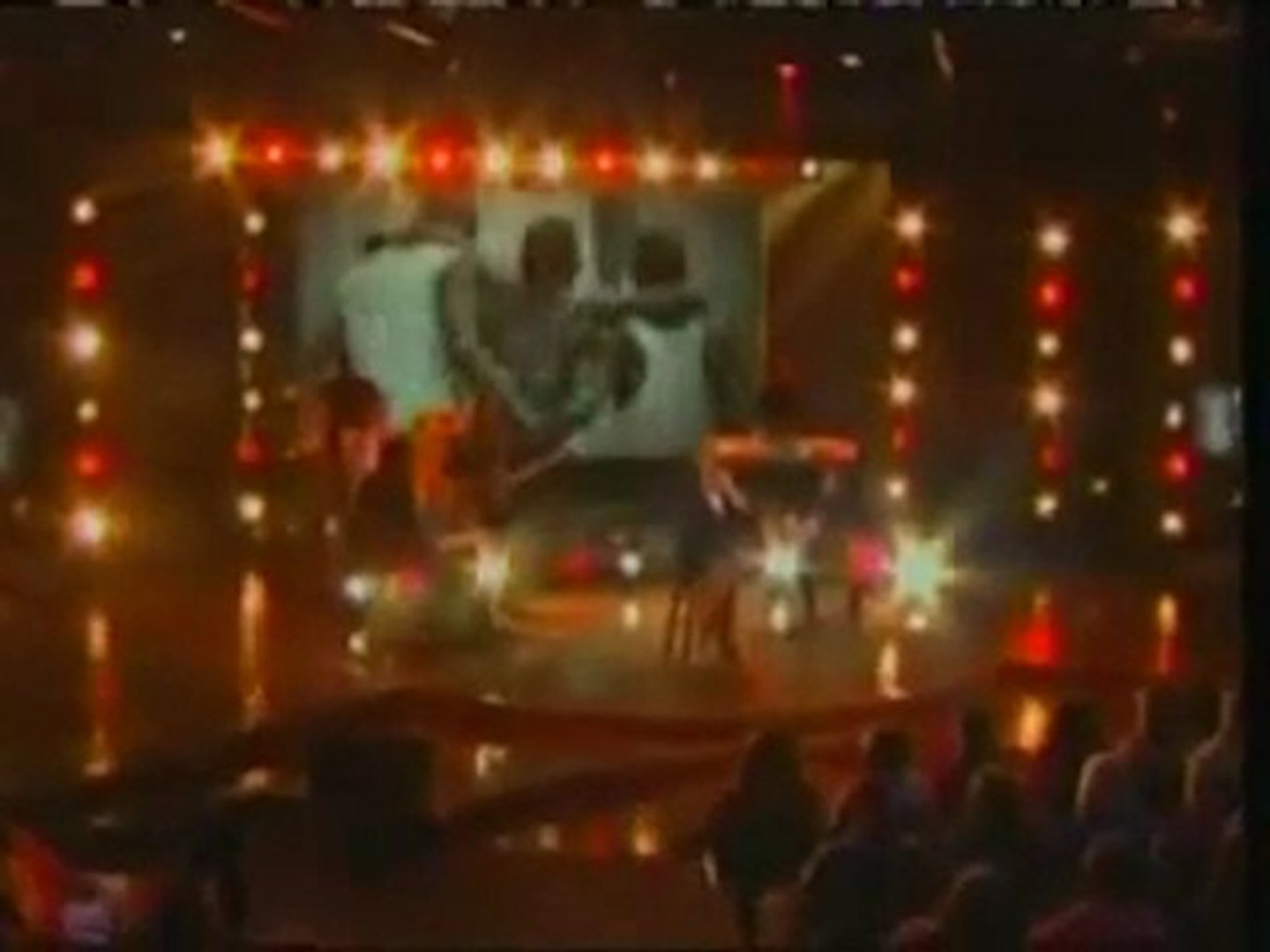 ⁣Rihanna Canta Per le Vittime di Haiti