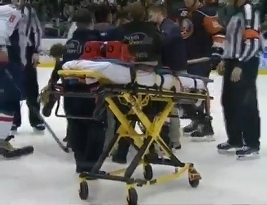 Jack HILLEN prend un slap shot d'Alexander OVECHKIN visage