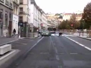 Buz  L'incroyable accident de Bus à Lyon - Regardez