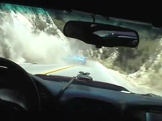Crash d'une subaru dans les rochers