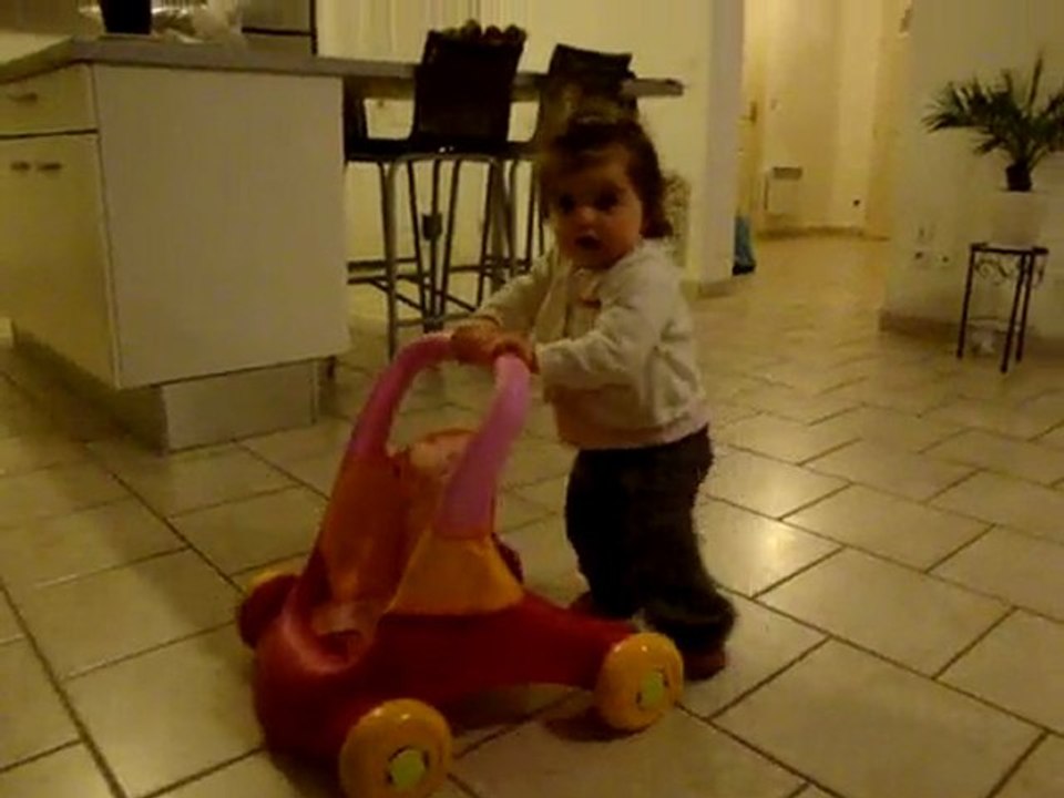 ma princesse s'entraine à la marche avec sa tite poussette !
