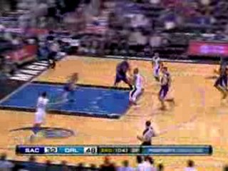 Rashard Lewis throws a nice pass to Matt Barnes, who finishe