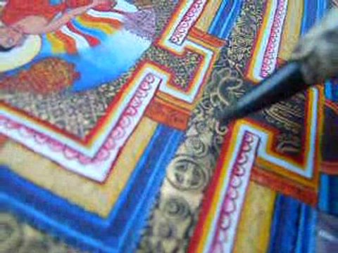 Travail de peinture à l' or et brillance pour un mandala