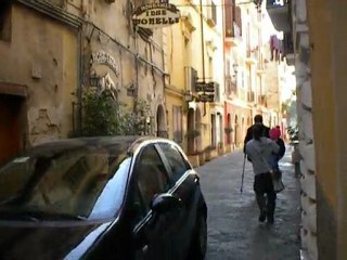 Centro storico di Mola: macchine e pedoni