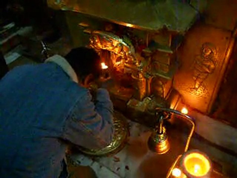 Scène de dévotion dans un temple à Kathmandou à 5h23