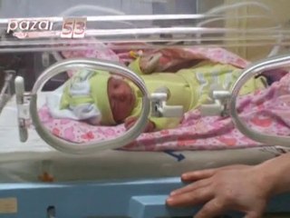 Pazar'da cami onunde bebek!