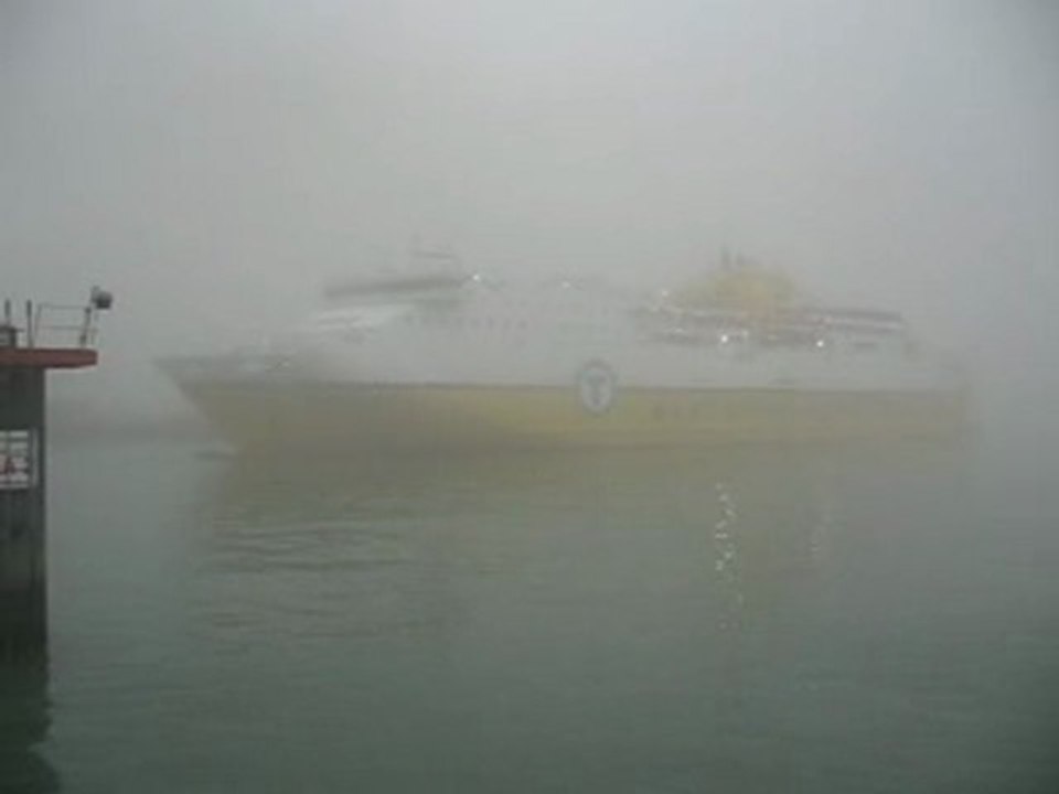 DEPART CAR FERRY LE HAVRE DANS LE  BROUILLARD (2)