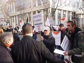 Un sympathisant de Georges Frêche invective les manifestants