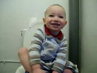 Naël sur les toilettes