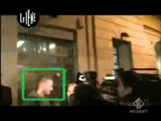 A David Beckham le agarran por los huevos