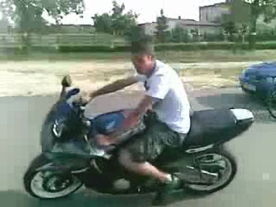 Idiot et sa moto
