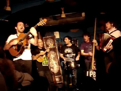 LES PETITES BOURRETTES - Y'a d'la vie