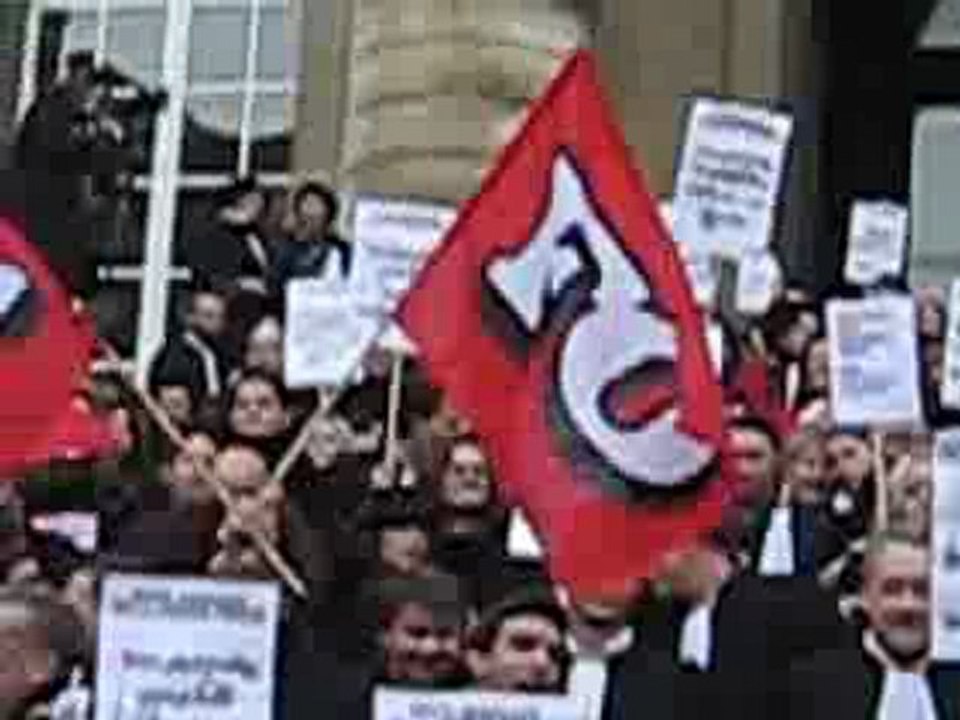 Le slogan "Assis, Debout, mais pas Couché"