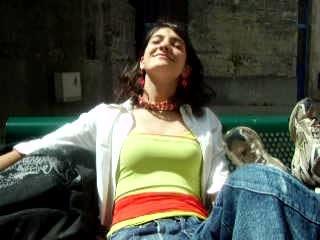 huit jeunes filles et un tres vieux banc